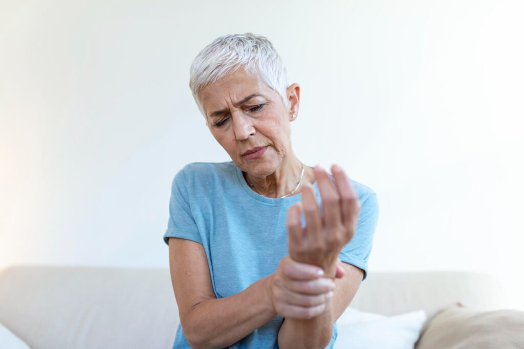 woman experiencing arthritis pain