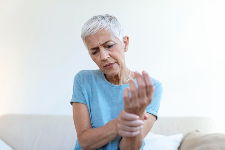woman experiencing arthritis pain