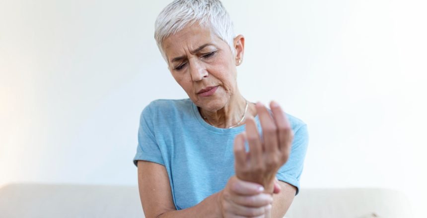 woman experiencing arthritis pain